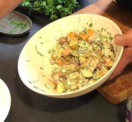 Gemengde aardappel-kruiden salade