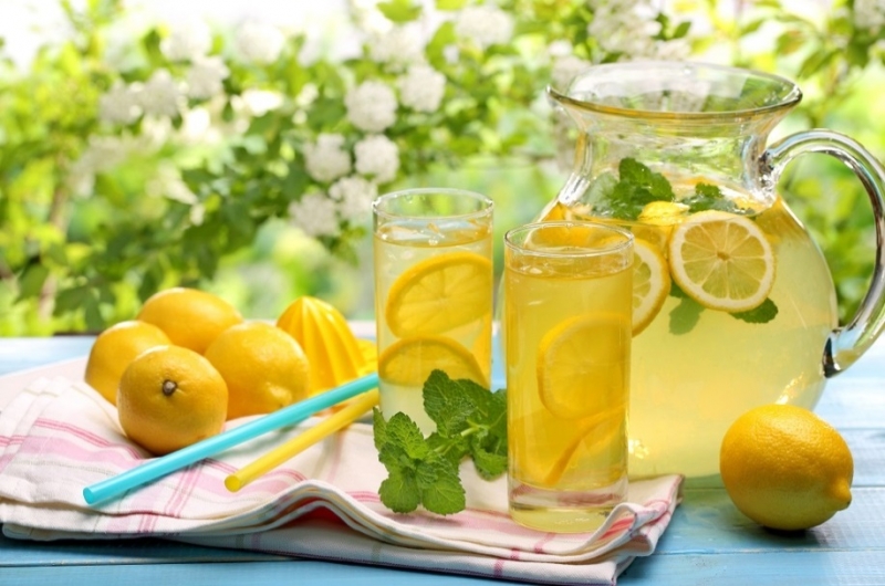 Fresh Lemonade met behulp van de Versapers slowjuicer