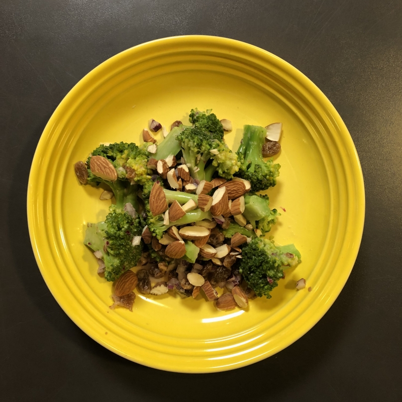 Broccoli salade met amandel en rozijn-ansjovis met lavendel dressing