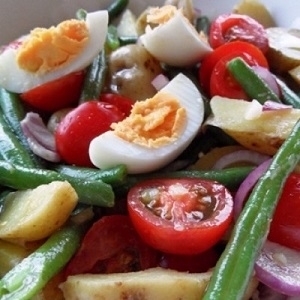Salade met aardappel, haricots verts en tomaat